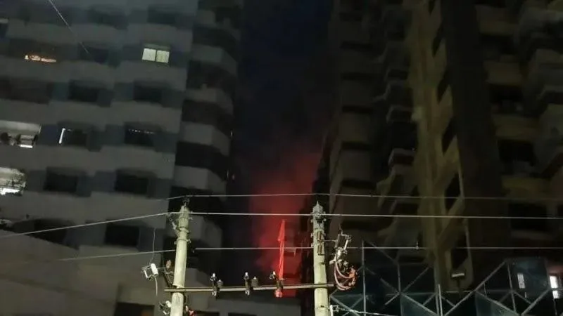 রাজধানীর কাঁটাবনে বহুতল ভবনে আগুন